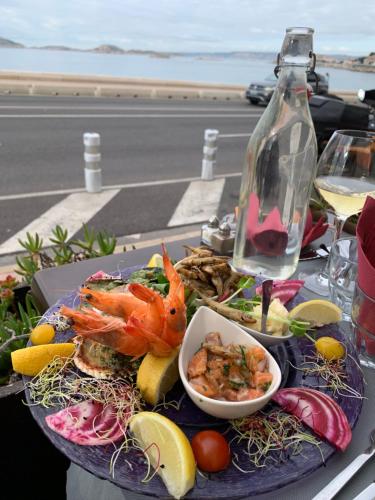 - une assiette de fruits de mer et une bouteille de vin dans l'établissement Entre mer et Soleil !, à Marseille
