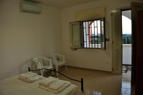 ein Schlafzimmer mit einem Bett mit zwei Handtüchern darauf in der Unterkunft B&B La Seta Rossa in Galatone