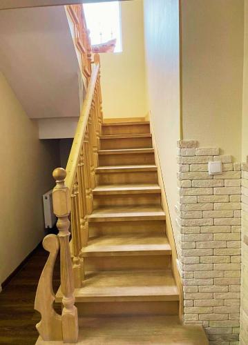 a staircase in a house with a stair case at Будинок з Терасою Біля Фонтанів in Umanʼ