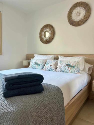 - une chambre avec un lit et deux miroirs sur le mur dans l'établissement Luxueux appartement vue mer, à Saint-Tropez