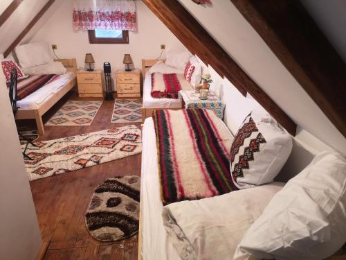 Ein Bett oder Betten in einem Zimmer der Unterkunft Vlad De Săliște