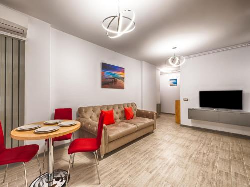una sala de estar con un sofá y una mesa en Sunway - Pool & Spa Beach Resort, en Mamaia Nord – Năvodari