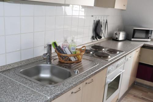 Kuchyň nebo kuchyňský kout v ubytování Pension und Apartment Landhaus Fricke