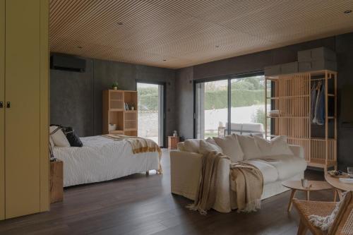Saint-Germain-au-Mont-dʼOrにあるLa Maison des Monts d'Orのリビングルーム(ベッド1台、白いソファ付)