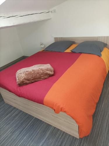un lit avec une couverture orange et orange dessus dans l'établissement Chez Sabine La campagne BIS, à Narbonne