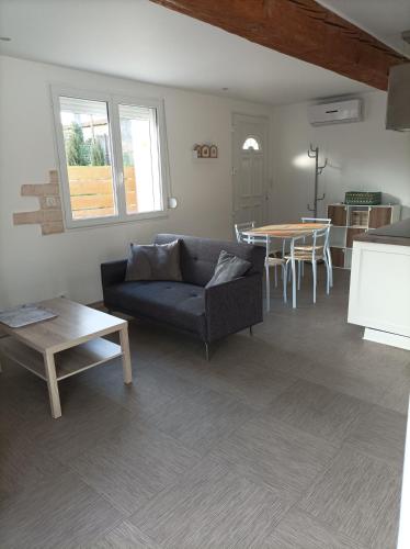 un salon avec un canapé et une table dans l'établissement Chez Sabine La campagne BIS, à Narbonne