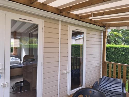 une véranda avec pergola sur une maison dans l'établissement D&S Cotttage, aux Mathes
