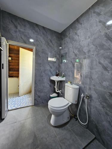 un bagno con un water e un lavandino di Balek Kualé a Kampong Baru