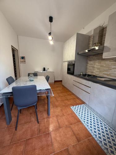 a kitchen with a table and chairs in a room at Villino La Perla Marina in Marina di Pisa