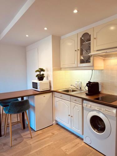 une cuisine avec une machine à laver et un évier dans l'établissement Claelle Appartment - 200m beach, à Mandelieu-la-Napoule