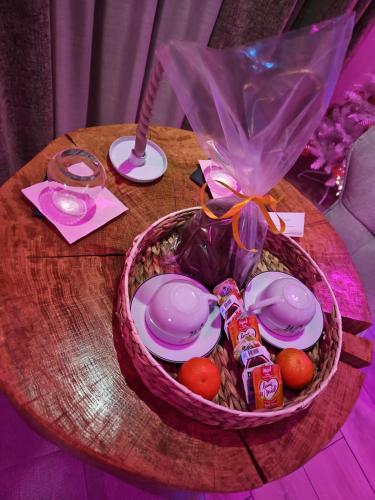 un panier de nourriture au-dessus d'une table dans l'établissement Mon doux paradis, à Saint-Germain-la-Poterie