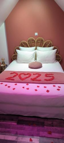 - une chambre avec un lit doté de coeurs rouges dans l'établissement Mon doux paradis, à Saint-Germain-la-Poterie