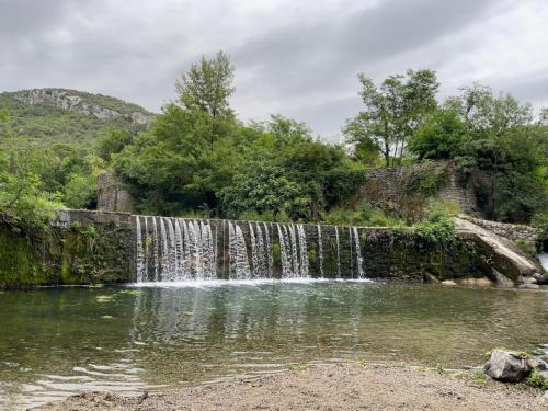 une cascade dans une piscine d'eau dans l'établissement les Asphodèles 3 chambres, à Saint-Hippolyte-du-Fort
