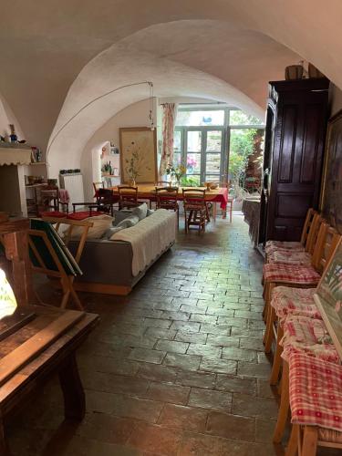 - une chambre avec un lit, des tables et des chaises dans l'établissement les Asphodèles 3 chambres, à Saint-Hippolyte-du-Fort