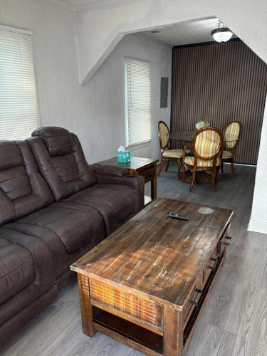 Ruang duduk di Blue MiniCastle, NEXT 2 DTW, 3BR