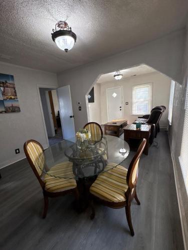 Ruang duduk di Blue MiniCastle, NEXT 2 DTW, 3BR