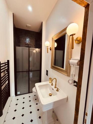 une salle de bain avec toilettes, lavabo et douche dans l'établissement L'Appartement, à Étretat