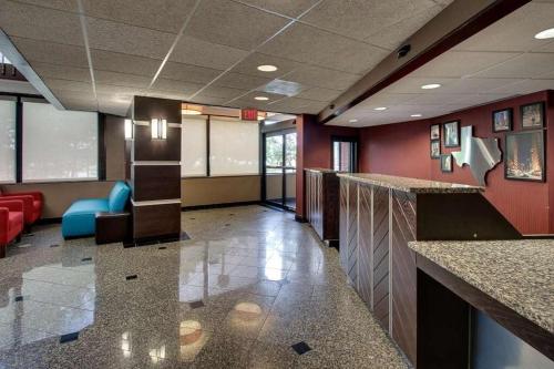 an office with a lobby with a bar and chairs at Heritage Inn & Suites The Woodlands, Trademark by Wyndham in The Woodlands