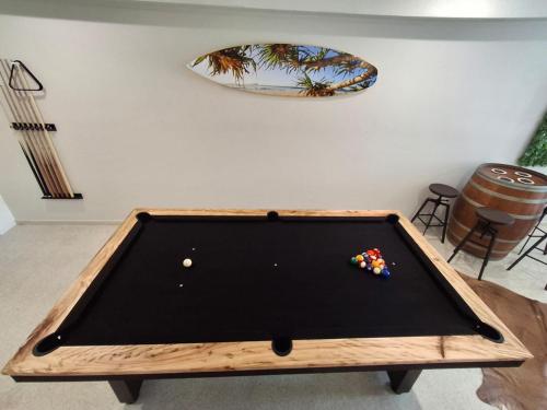 Τραπέζι μπιλιάρδου στο The Palm - Beachside Home with Heated Pool, Cinema & Games Room
