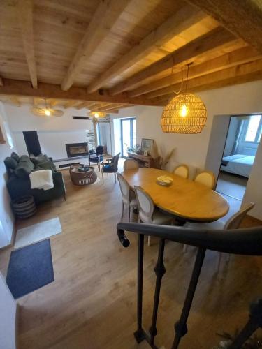 une salle à manger et un salon avec une table et des chaises dans l'établissement Maison au calme plateau de Lhers proche Lescun pour 6p, à Accous