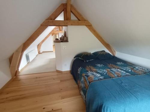 une chambre avec un lit dans un grenier dans l'établissement Maison au calme plateau de Lhers proche Lescun pour 6p, à Accous