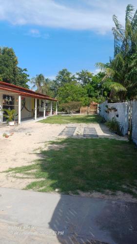 a yard with a fence and a house at Brito Hospedagem in Barreirinhas