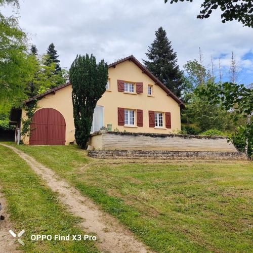 a house with a red door and a tree at La maison au Vert in Auxerre