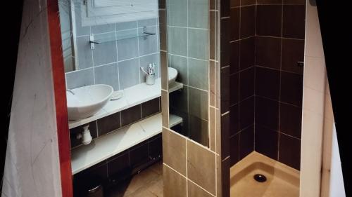 une salle de bain avec un lavabo et un miroir dans l'établissement Nartelle 26, à Sainte-Maxime