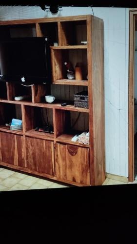 - une étagère en bois avec une télévision dans l'établissement Nartelle 26, à Sainte-Maxime