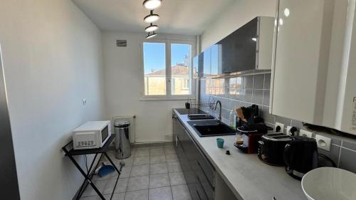 Η κουζίνα ή μικρή κουζίνα στο Comfortable furnished apartment