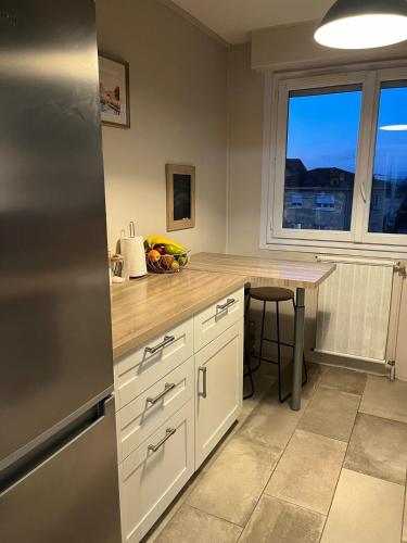 - une cuisine avec un comptoir, une table et un réfrigérateur dans l'établissement Apartment T3, à Billère