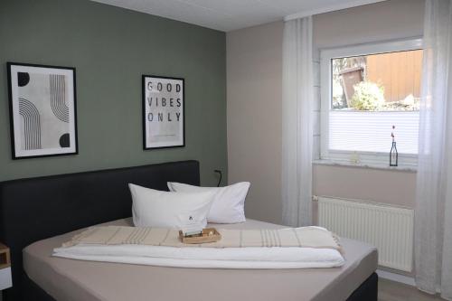 Postel nebo postele na pokoji v ubytování Pension und Apartment Landhaus Fricke