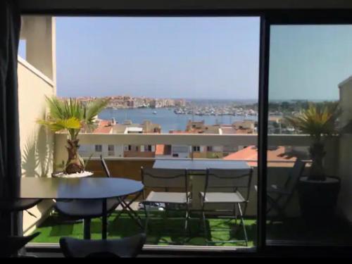 une vue d'un balcon avec une table et des chaises dans l'établissement Studio mezzanine Cap d’Agde vue sur port et mer, au Cap d'Agde
