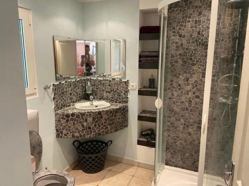 une salle de bain avec un lavabo et une douche dans l'établissement Havre de Paix, à Carcès