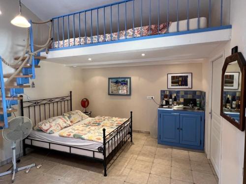 une chambre avec un lit superposé et un escalier dans l'établissement Havre de Paix, à Carcès