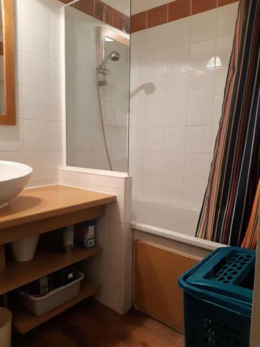 une salle de bain avec une douche, un lavabo et une baignoire dans l'établissement Résidence Plagne Lauze - maeva Home - Appartement 2 pièces 5 personnes - Sélection MAE-2091, à Mâcot La Plagne