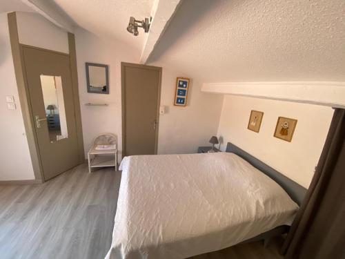 a bedroom with a white bed in a room at Duplex Eden Park in Le Pradet