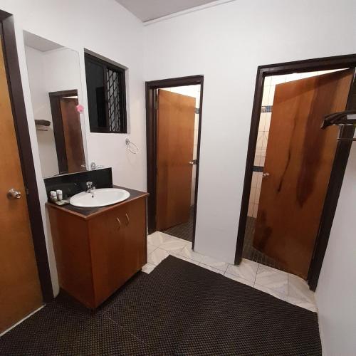 une salle de bain avec un lavabo et un miroir dans l'établissement bestwest apartments, à Nadi