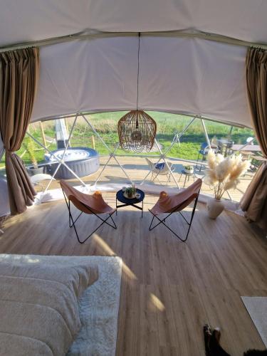 illusion Glamping Domeにあるシーティングエリア