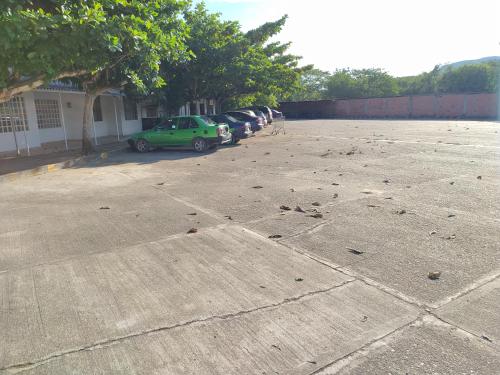 a parking lot with a row of parked cars at Casa de Lujo con Piscina privada Flandes Tolima in Flandes