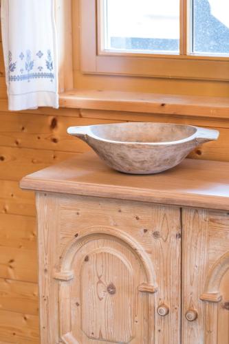 a bowl on top of a wooden counter with a window at SCHILCHERLANDLEBEN - Weingartenhaus in Sankt Stefan ob Stainz