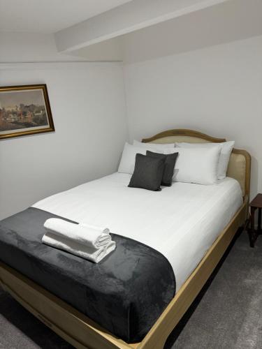 a bedroom with a bed with white sheets and pillows at Juniper Berry in Southampton