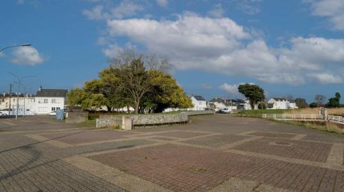 an empty parking lot with trees and houses at Le Littoral - Appart'Escale in Saint-Nazaire