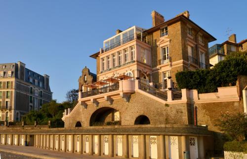 un grande edificio in mattoni sul lato di una strada di Hotel Villa Reine Hortense a Dinard