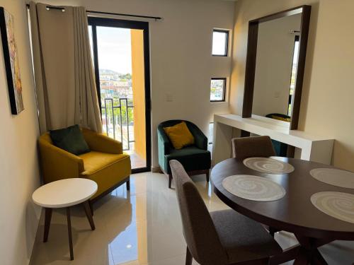 uma sala de estar com uma mesa de jantar e cadeiras em Hotel Faava em Mazatlán