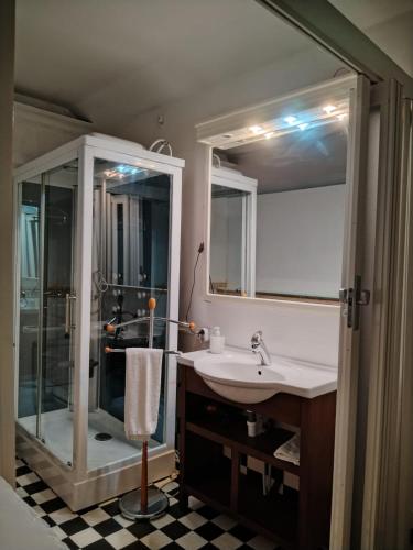 a bathroom with a sink and a shower with a shower at Tu Mansión in Navalcarnero