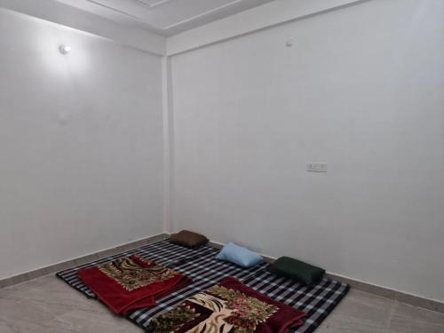 a room with two carpets on the floor at Triveni Darshan Homestay in Jhūsi
