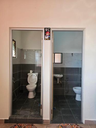 a bathroom with a toilet and a sink at 1786 Guesthouse Seremban Homestay Sikamat小甘密 in Seremban