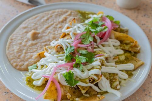 een bord eten met een taco op tafel bij Seven Crown La Paz Centro Historico in La Paz