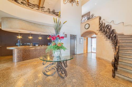 a living room with a table with flowers on it at Seven Crown La Paz Centro Historico in La Paz